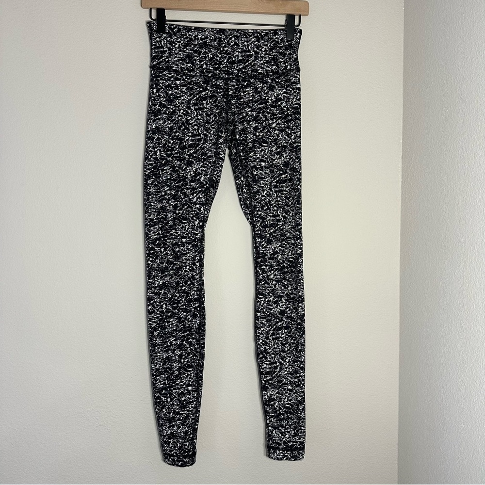 Lululemon Women's Black and White leggings - Picture 2 of 7